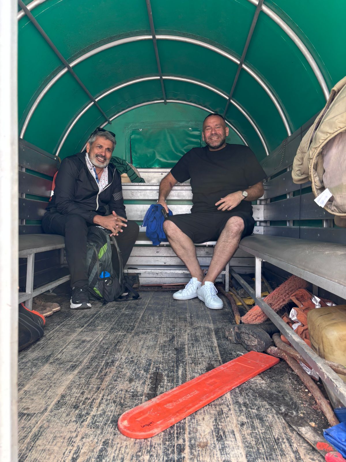 Satnam Manhas y Tyler Bellis