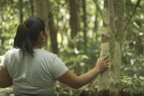 mujer bosque