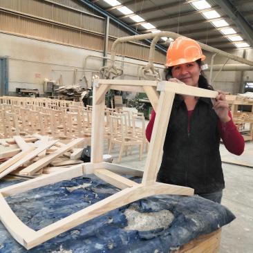 Mujer en fábrica de muebles